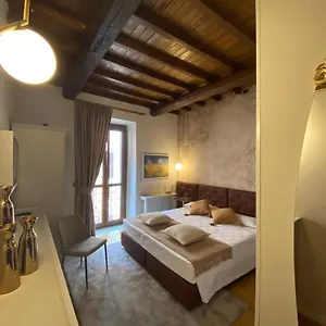 Condotti 2*, Roma Italia